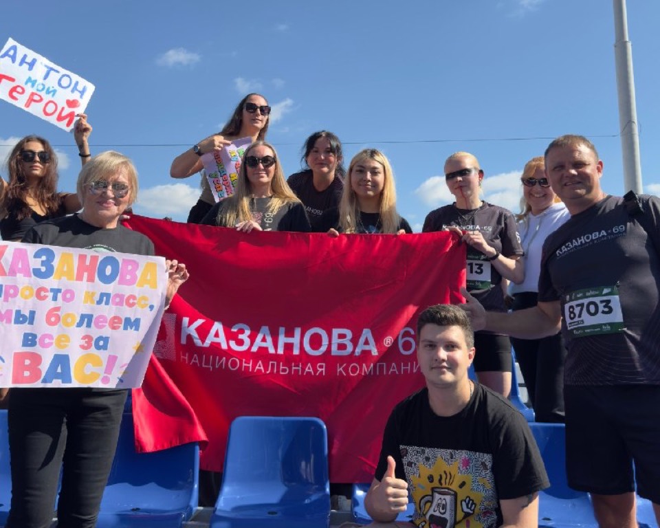 Команда КАЗАНОВА 69 с фирменным флагом на марафоне Европа — Азия 2026