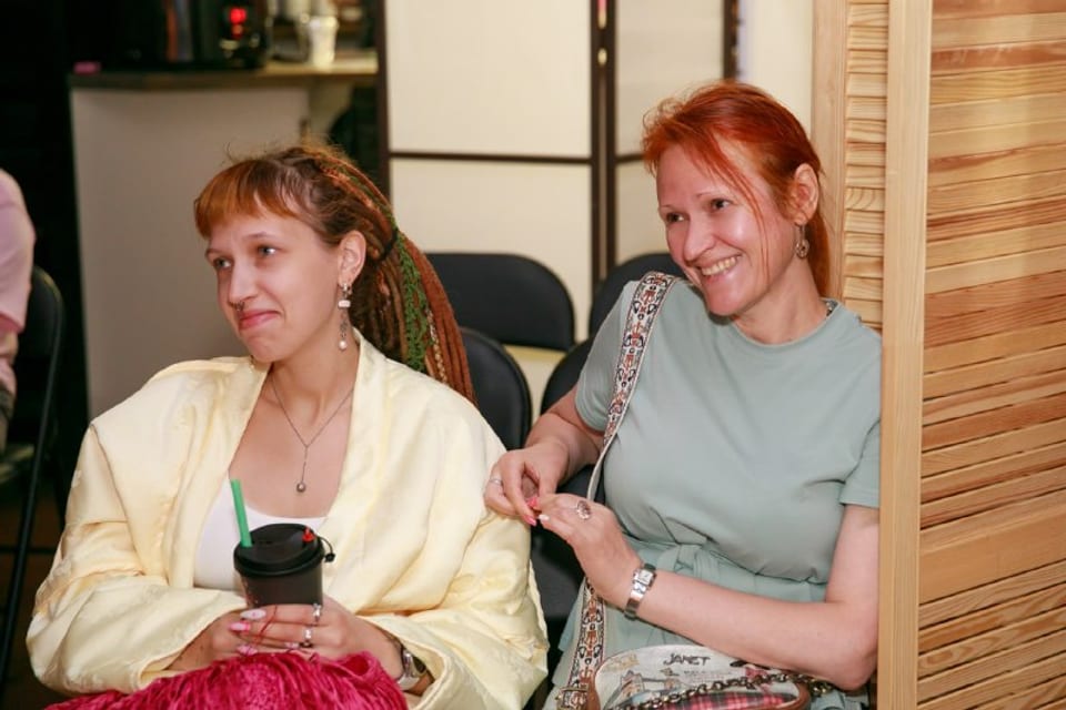 Гости улыбаются и обсуждают программу Музея об ЭТОМ