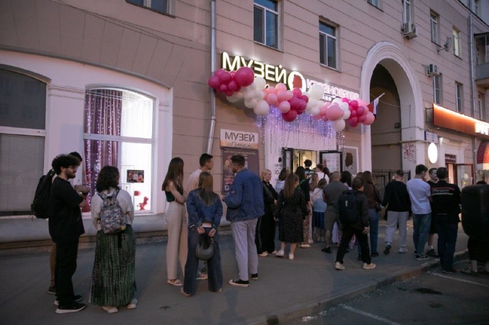 Фасад Музея об ЭТОМ и гости во время Ночи музеев